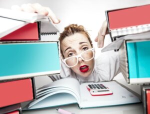 persona estresada por la contabilidad