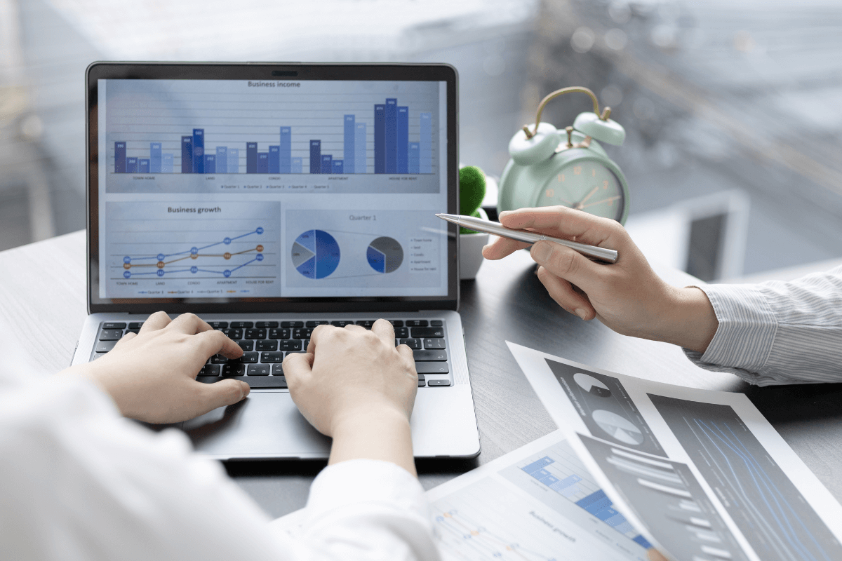 empresario usando una herramienta de business intelligence en su sistema erp en la nube